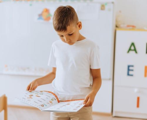 kind aan het lezen kind aan het lezen
